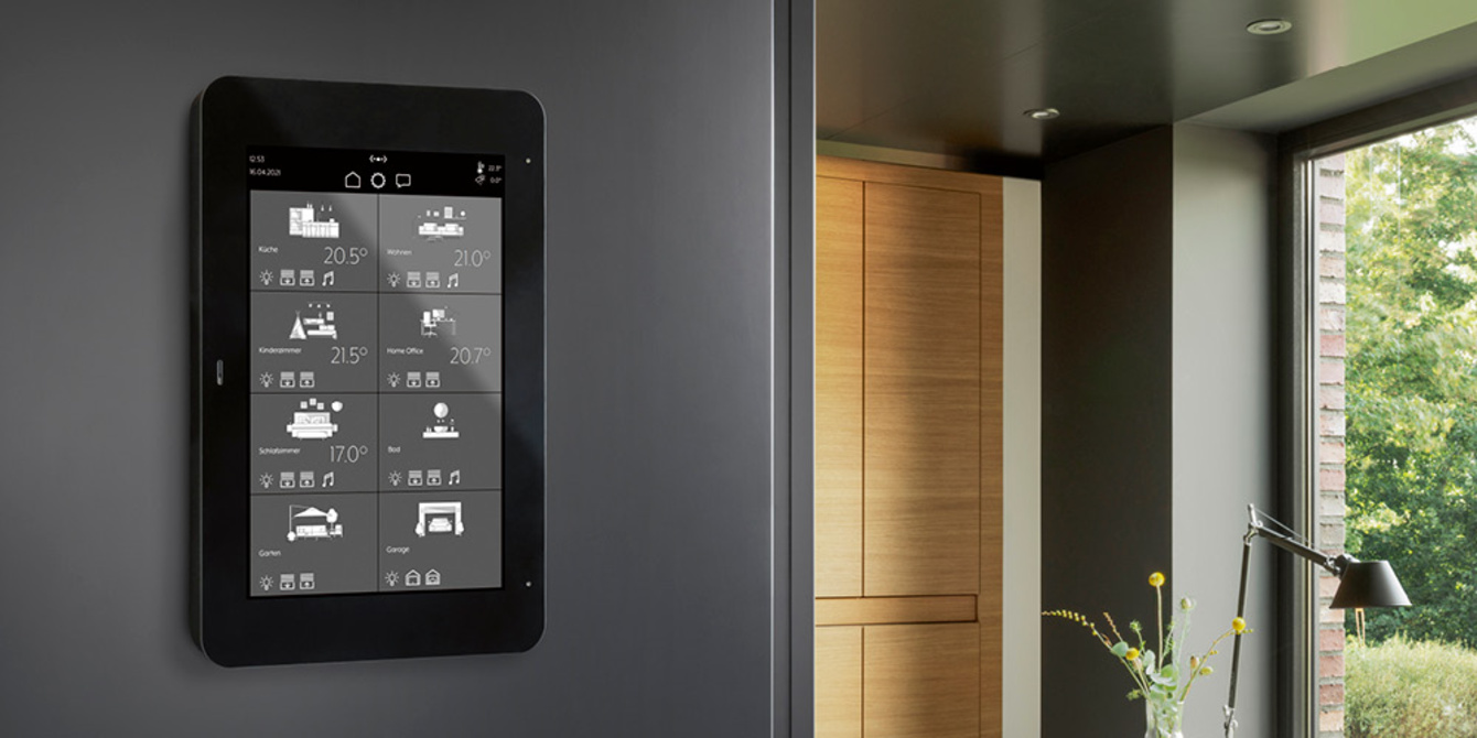 JUNG Smart Panel 8 bei AMP Elektrotechnik GmbH Co. & KG in Viechtach