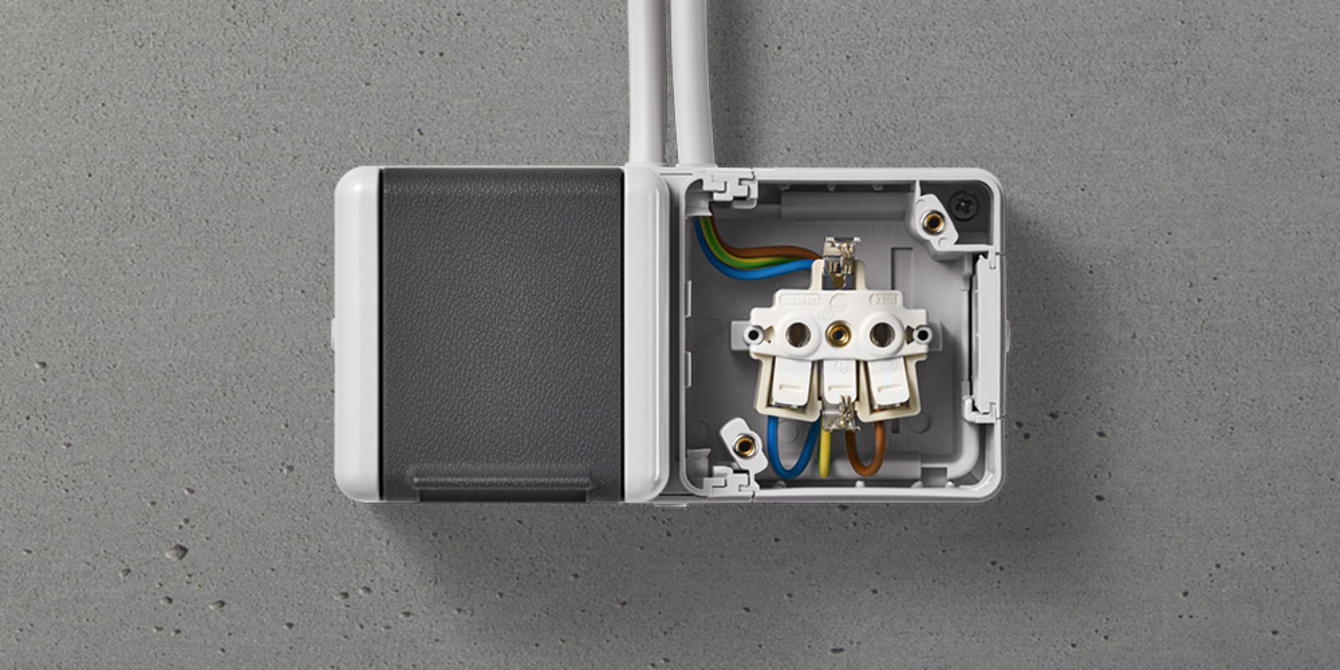 Doppelsteckdose mit Trennsteg bei AMP Elektrotechnik GmbH Co. & KG in Viechtach